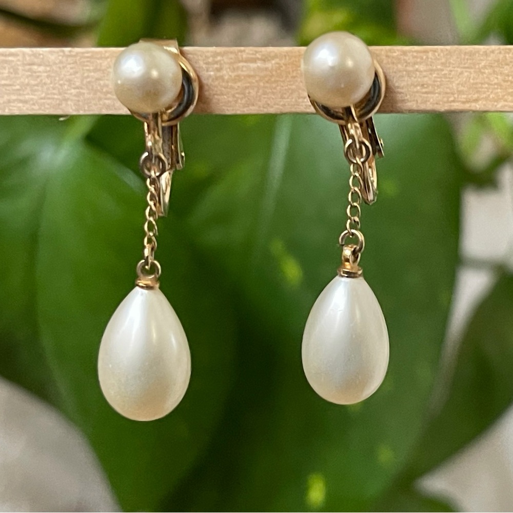 Vintage Trifari Gold tone and Cream Drop chain Pearl Earrings.
